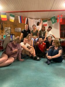 Tadej Drnovšek skupaj z drugimi študenti pozirajo v hiši