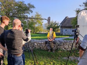 Utrinek iz snemanja med projektom Izročilo, pred kraško hišo.