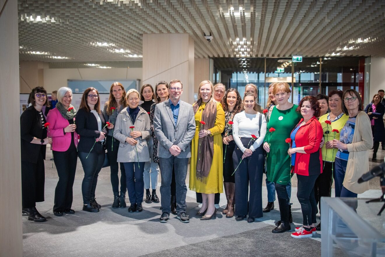 Skupinska fotografija inovativnih žensk s podeželja z ministrico in predstavnikom MKGP.